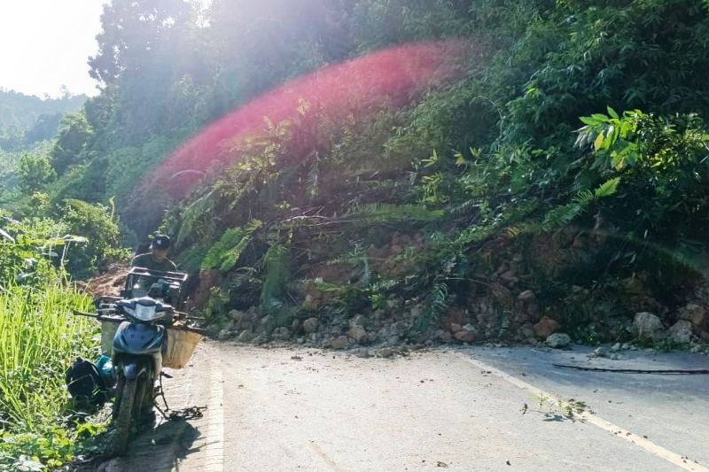 Jalan Bypass Banjarbaru-Batulicin tertutup longsor yang terjadi di Bukit Papua di Kabupaten Banjar, Rabu (10/12/2025). Foto: ANTARA