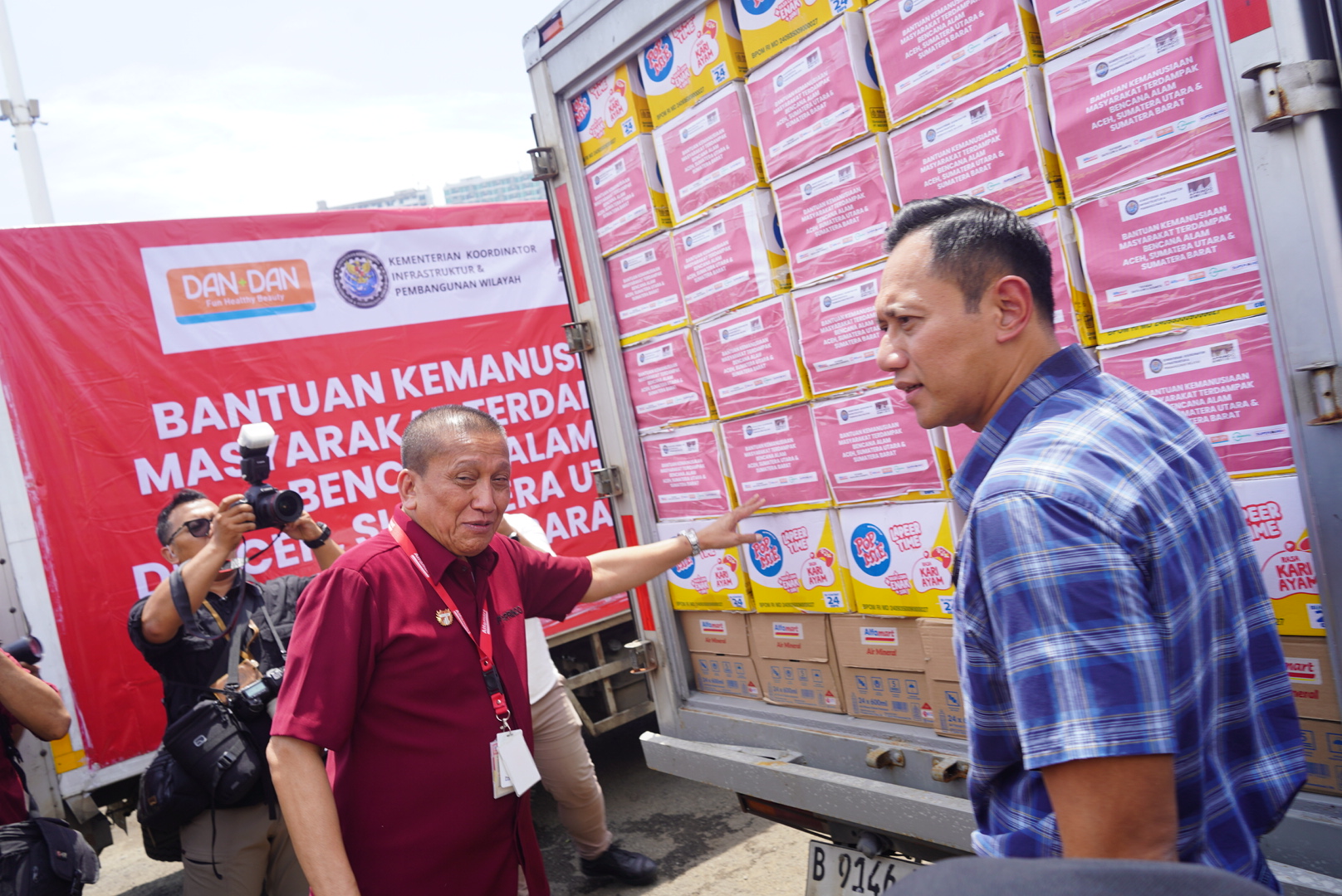 Menko AHY Lepas 19 Truk Bantuan untuk Korban Banjir dan Longsor di Tiga Provinsi Sumatera